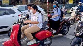 Tràn lan học sinh đi xe máy “quên” đội mũ bảo hiểm