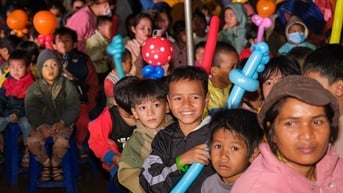 60 văn nghệ sĩ TP.HCM mang nụ cười đến trẻ em Đắk Nông