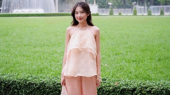 Diện áo yếm giúp bạn khoe sắc trong những ngày xuân cận kề