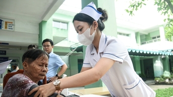 Gần 1.000 người tại Đà Nẵng được khám và phát thuốc miễn phí