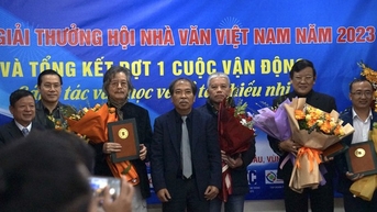 Hội Nhà văn Việt Nam ‘bản lĩnh’ khi cùng lúc trao giải cho ba tác phẩm văn xuôi