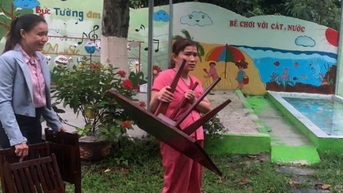គ្រូបង្រៀននៅទីក្រុង Da Nang ទៅសាលារៀនដើម្បីលើកសម្ភារៈការពារទឹកជំនន់