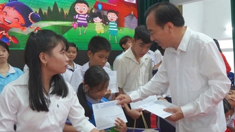 Hàng nghìn phần quà giúp "thắp sáng niềm tin" cho trẻ em khuyết tật ở ĐBSCL