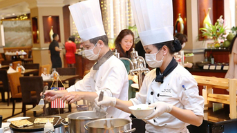 Thuê đầu bếp Ấn, đãi cốm đón đoàn của tỷ phú Ấn Độ tận hưởng mùa thu Hà Nội