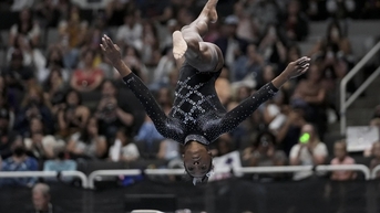 Simone Biles phá kỷ lục 90 năm của thể dục dụng cụ Mỹ