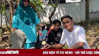 Xúc động cầu thủ U22 Indonesia khoe huy chương vàng SEA Games 32 trước mộ cha
