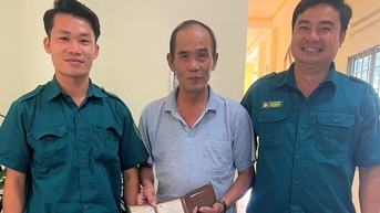 Chỉ huy trưởng và dân quân trả lại tài sản cho người đánh rơi