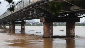 Hà Nội rút báo động lũ mức II trên sông Hồng tại 5 huyện, thị xã