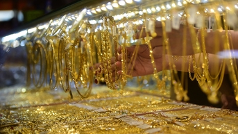 Dư 70 triệu mỗi tháng nên gửi tiết kiệm hay mua vàng?