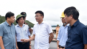 Phó Thủ tướng Lê Thành Long kiểm tra tình hình hồ thủy điện Thác Bà