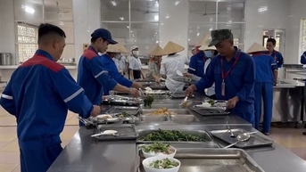 Bữa ăn trưa đặc biệt cùng công nhân nhà máy Supe Lâm Thao