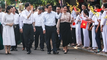 Hoàng Thái tử Nhật Bản và Công nương vẫy tay chào người dân phố cổ Hội An