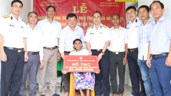 Trao nhà tình nghĩa, tặng quà gia đình chính sách tại huyện Tuy Đức