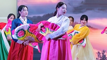 Muốn học tiếng Hàn sau khi xem chương trình có nữ giảng viên xinh đẹp làm MC