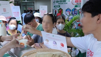 Bệnh nhân ung thư xúc động khi được đi 'siêu thị nhân ái' mua sắm