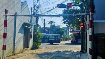 Đường đặt cổng giới hạn chiều cao quá thấp, doanh nghiệp kêu tốn kém bạc tỉ