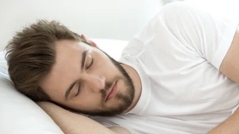 Điều gì xảy ra nếu bạn ngủ cởi trần trong đêm nóng bức?