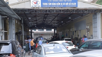 Người dân đưa xe đi đăng kiểm tăng mạnh, cách nào 'né' ùn tắc?