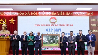 Chủ tịch Đỗ Văn Chiến gặp mặt Đoàn đại biểu Câu lạc bộ Tân Trào Tuyên Quang