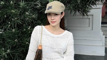화이트 셔츠와 데님 팬츠의 조합은 언제나 그녀를 빛나게 해주는 완벽한 조합입니다.
