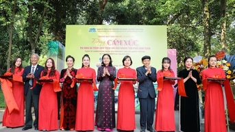 Triển lãm "Dòng cảm xúc từ Khu Di tích Chủ tịch Hồ Chí Minh tại Phủ Chủ tịch"