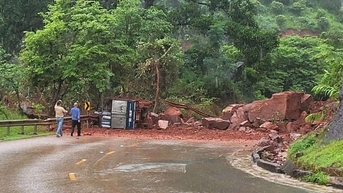 Mưa lớn làm sạt lở đất đá, tắc giao thông trên quốc lộ 6