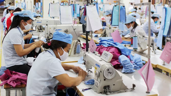 Tăng lương tối thiểu có làm Việt Nam mất lợi thế cạnh tranh?