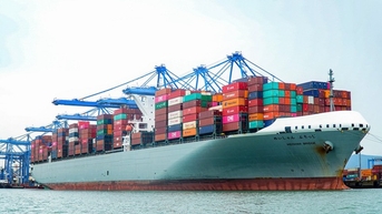 Hãng tàu nước ngoài thu gần chục loại phụ phí