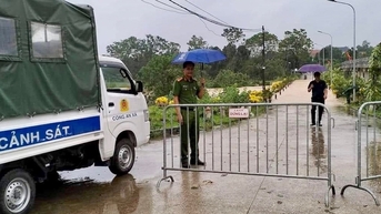 Huyện Phúc Thọ cấm phương tiện trên 1 tấn đi trên đê sông Hồng, sông Tích