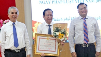 Lãnh đạo SAWACO được tặng bằng khen về triển khai ngày pháp luật Việt Nam