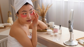 Thói quen hàng ngày nào khiến da nổi mụn?