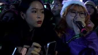 Nữ khán giả xin dừng chương trình để cứu người bị ngất