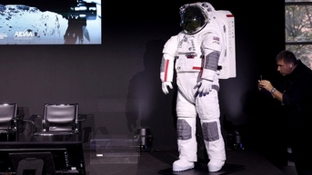 Phi hành gia sẽ mặc ‘đồ hiệu’ khi thám hiểm mặt trăng trong sứ mệnh của NASA