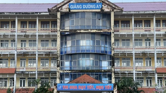 Vì sao cả trăm tiến sĩ, thạc sĩ, nhân viên... Trường ĐH Quảng Bình bị nợ lương?