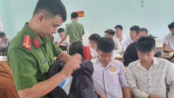 Phát hiện hàng trăm học sinh mang theo hung khí đi học
