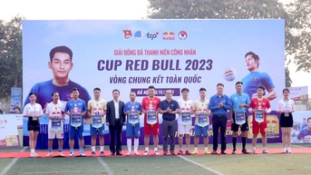 Nữ cầu thủ công nhân cổ vũ đồng nghiệp nam vào chung kết Cúp Red Bull