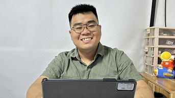 Chàng trai điếc có 4 bằng đại học