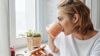 Nghiên cứu mới phát hiện lợi ích của cà phê, trà đối với người huyết áp cao