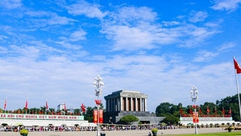 Các di tích, công viên tấp nập người dân tới vui chơi