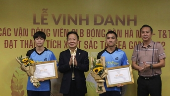 Được thưởng lớn vì kỳ tích lịch sử, Trần Mai Ngọc mang tiền về cho mẹ