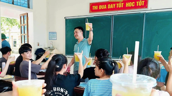 Thầy cô nấu chè, ép nước mía tiếp sức học sinh ôn thi tốt nghiệp THPT