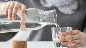 Nước trái cây, trà sữa có thay thế được nước lọc?