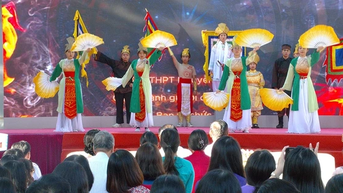 រៀនប្រវត្តិសាស្ត្រតាមរបៀបខុសគ្នាខ្លាំង
