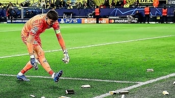 CĐV Dortmund ném vàng giả xuống sân ở Champions League