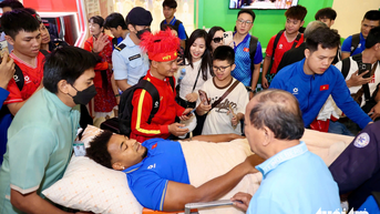 Nguyễn Xuân Son nằm cáng cùng đội tuyển Việt Nam về nước