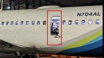 Hoài nghi bủa vây Boeing sau vụ máy bay bung thân giữa trời