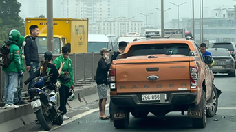 Trốn hiệu lệnh dừng xe, ô tô bán tải va chạm hàng loạt phương tiện ở Hà Nội