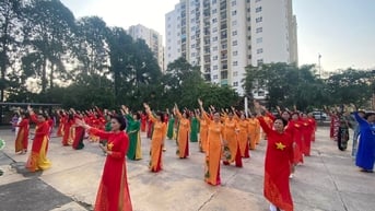 Kỷ lục hơn 70 nghìn phụ nữ Hà Nội đồng diễn dân vũ với Áo dài 