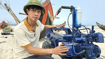 Một nông dân Quảng Bình sáng chế ra chiếc máy tời, chỉ vài phút đã kéo chiếc thuyền nặng hàng tạ lên bờ