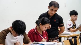 Lớp học đêm giữa núi rừng Tây Bắc